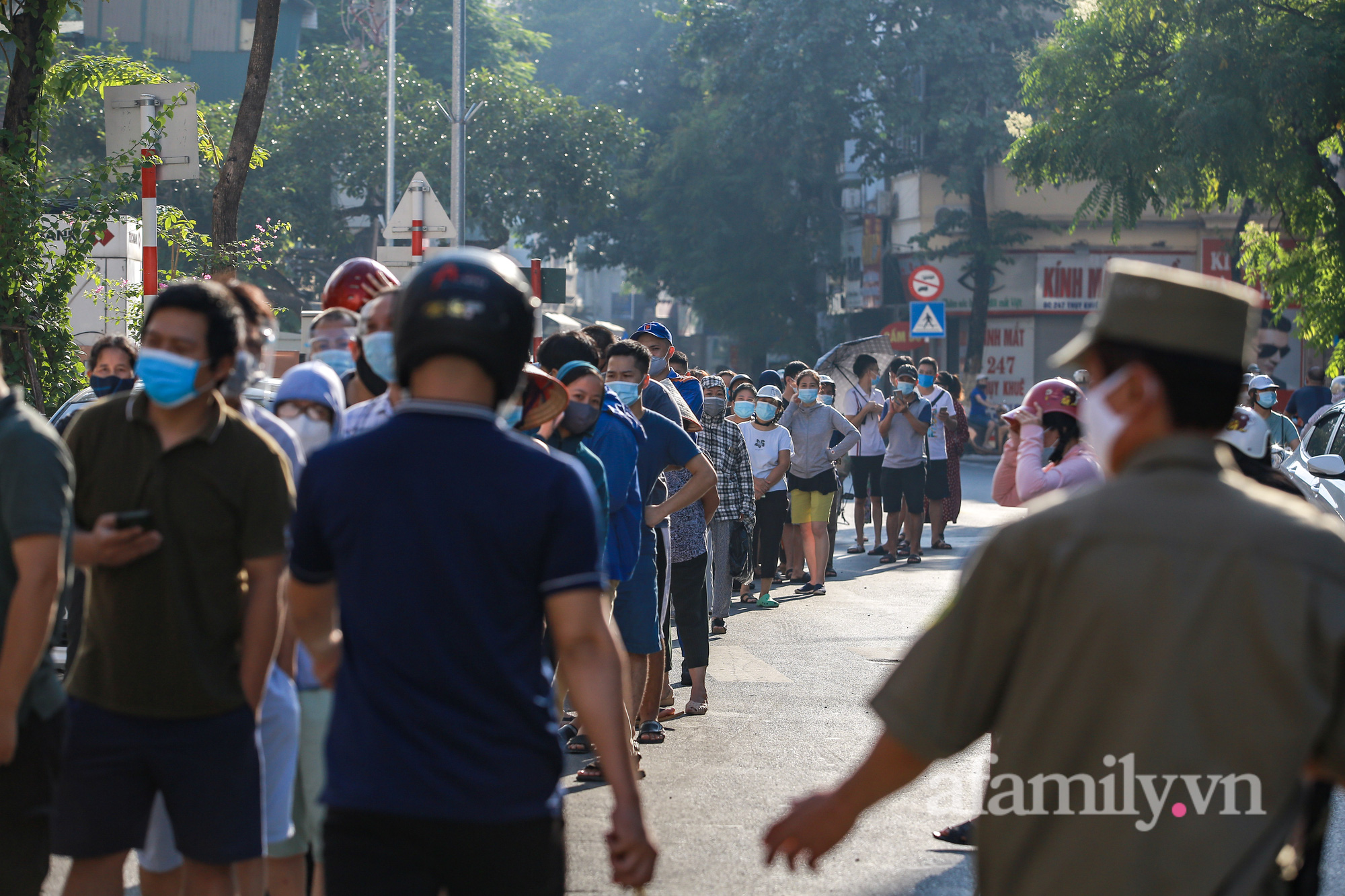Hà Nội: Người dân rồng rắn xếp hàng chờ mua bánh trung thu, lực lượng chức năng 
