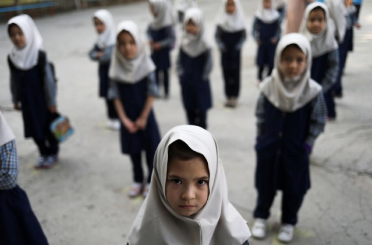 Afghanistan đối mặt nguy cơ tụt hậu gần 2 thập kỷ về giáo dục trẻ em - Ảnh 1.