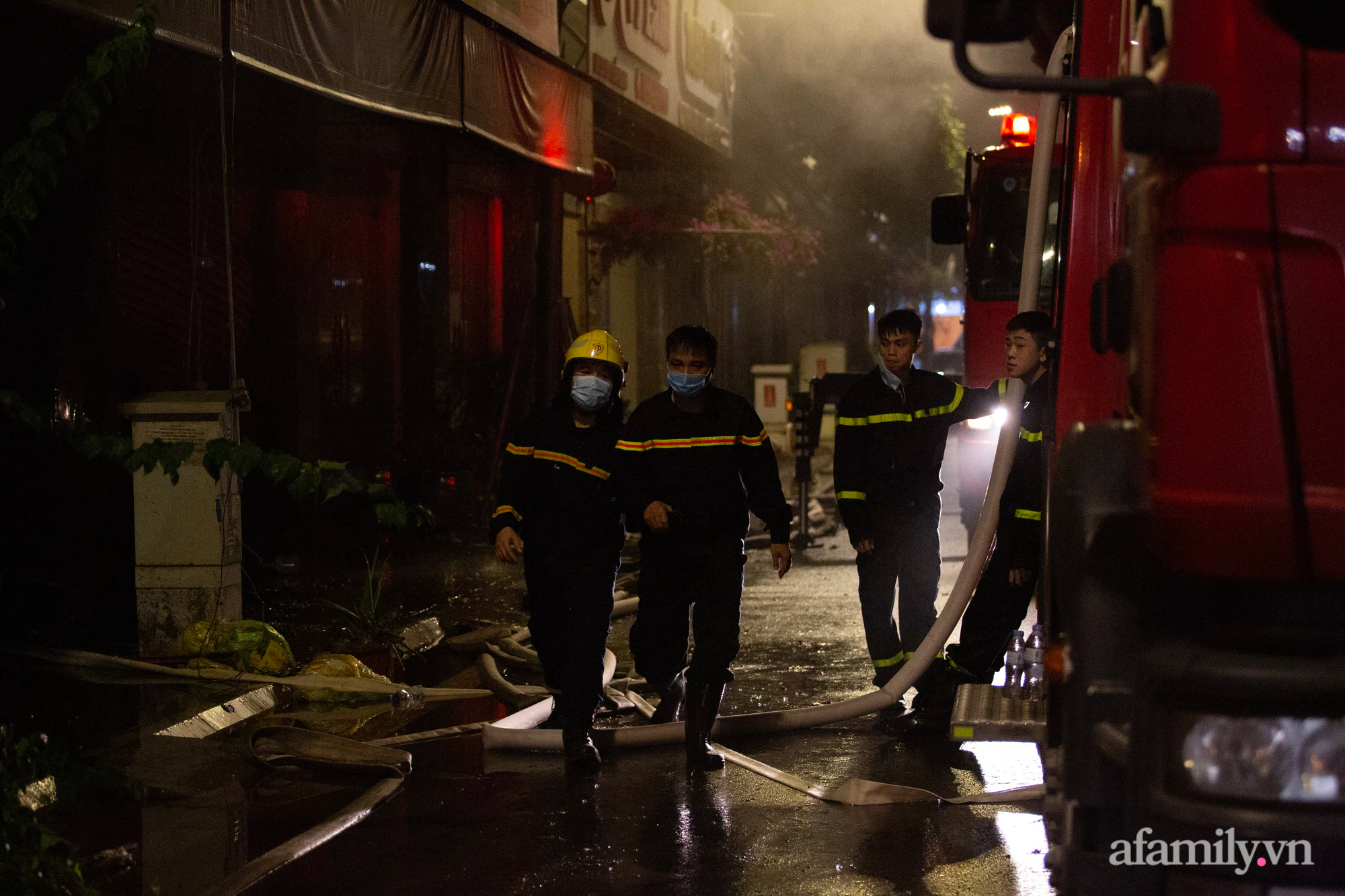 Hà Nội: Cháy lớn ở shop quần áo trẻ em cao cấp ở Ninh Hiệp trong đêm, nhiều tài sản bị thiêu rụi - Ảnh 2.