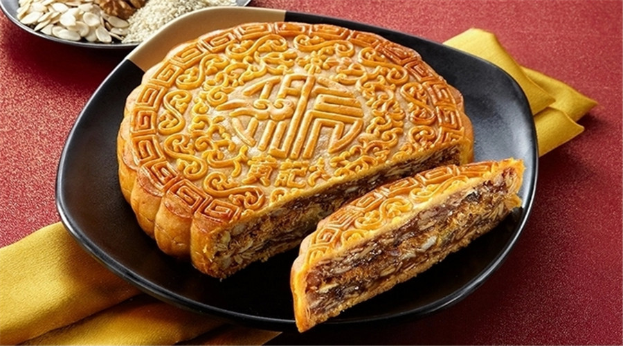 Ngoài ra bánh Trung thu Đông Phương cũng gây ấn tượng bởi những kiểu bánh khủng, lạ 