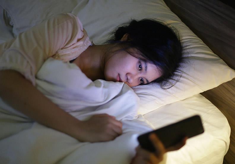Ở nhà chống dịch cứ “ôm miết” cái điện thoại, nếu dùng trên 6 tiếng mỗi ngày 6 vấn đề nghiêm trọng này sẽ xuất hiện - Ảnh 3.