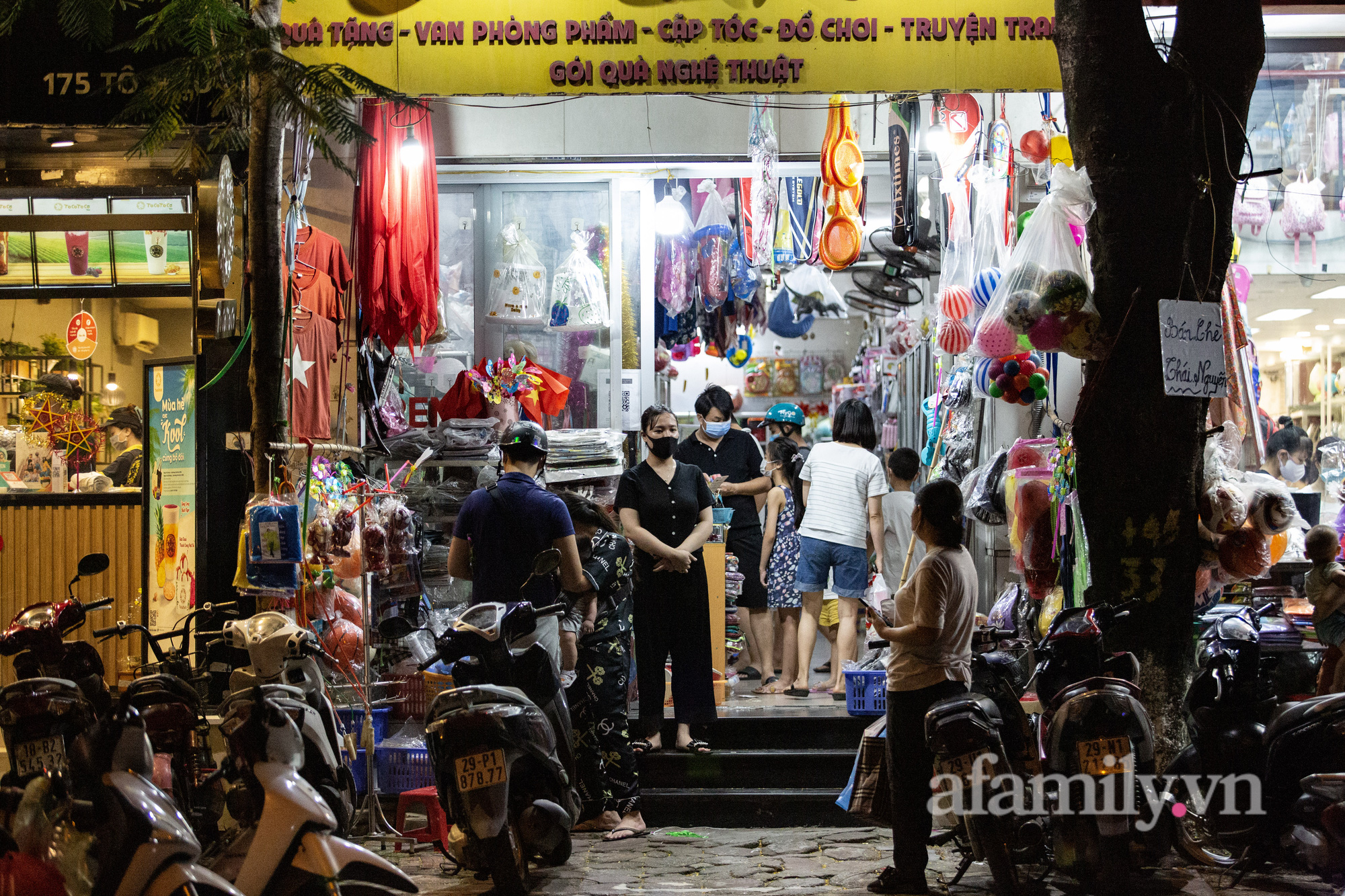 Trung thu &quot;đặc biệt&quot; thời COVID-19: Chiếc đèn ông sao của bố và nụ cười hạnh phúc đơn giản của con trẻ  - Ảnh 1.