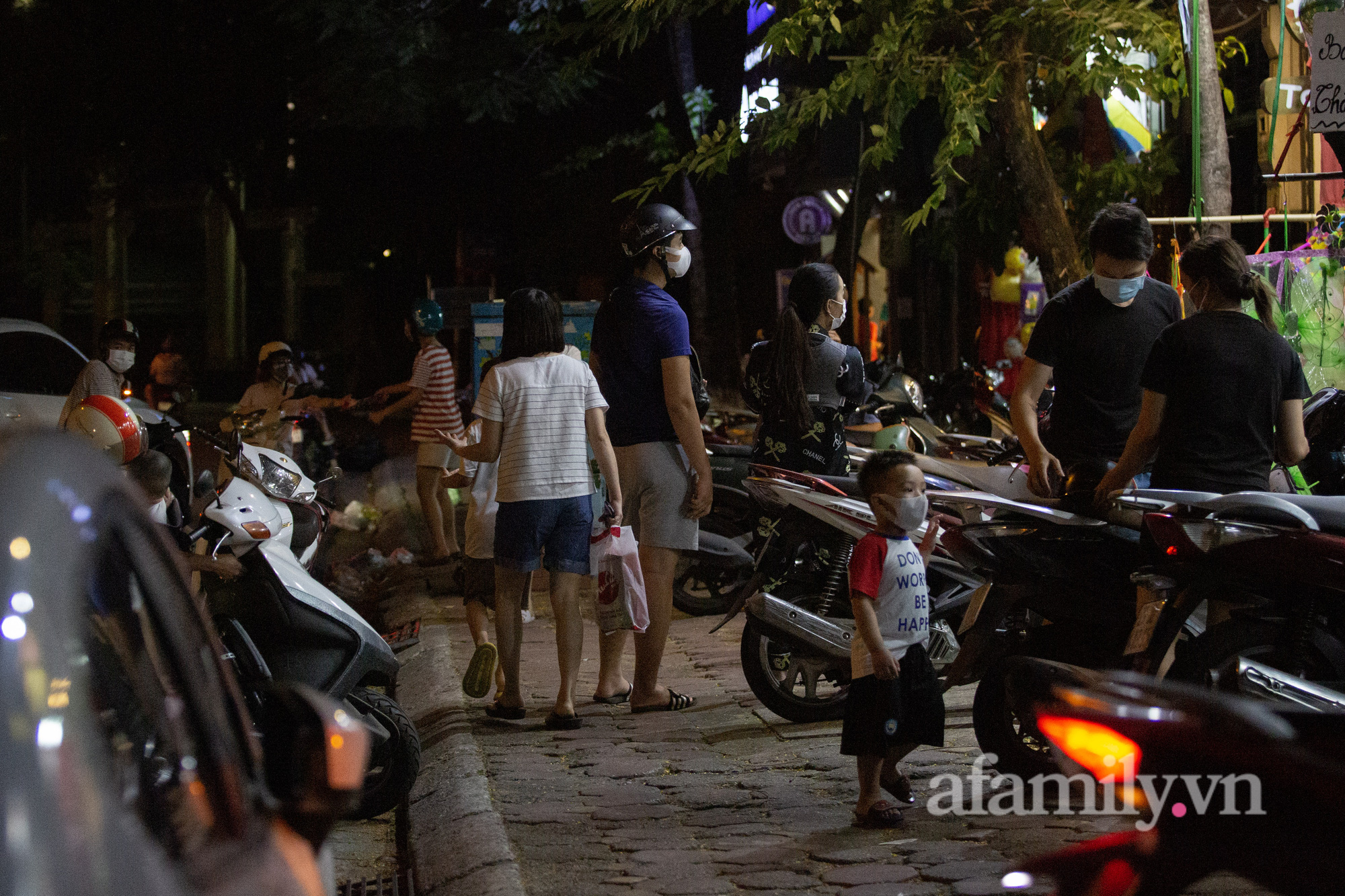 Trung thu &quot;đặc biệt&quot; thời COVID-19: Chiếc đèn ông sao của bố và nụ cười hạnh phúc đơn giản của con trẻ  - Ảnh 6.