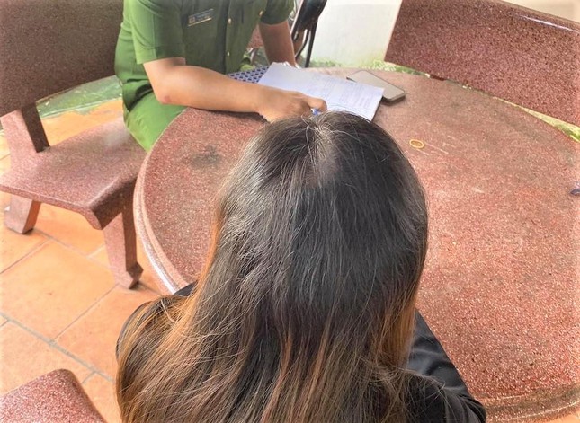 Nhận gạo cứu trợ chê không ăn đòi cho gà hàng xóm, cô gái bị triệu tập - Ảnh 1. Nhận gạo cứu trợ chê không ăn đòi cho gà hàng xóm, cô gái bị triệu tập - Ảnh 1.
