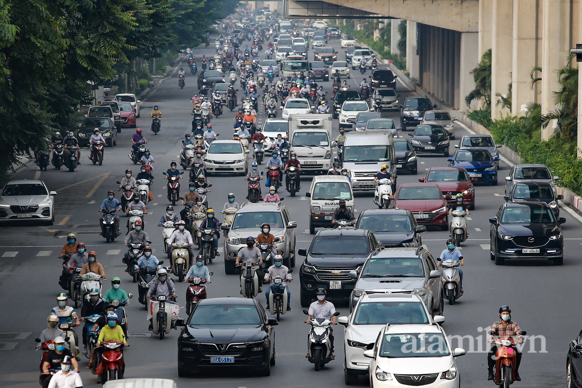 Hà Nội buổi sáng đầu tiên &quot;nới lỏng&quot; giãn cách, bỏ 3 phân vùng, bỏ giấy đi đường đường phố nhộn nhịp từ sáng sớm - Ảnh 8.