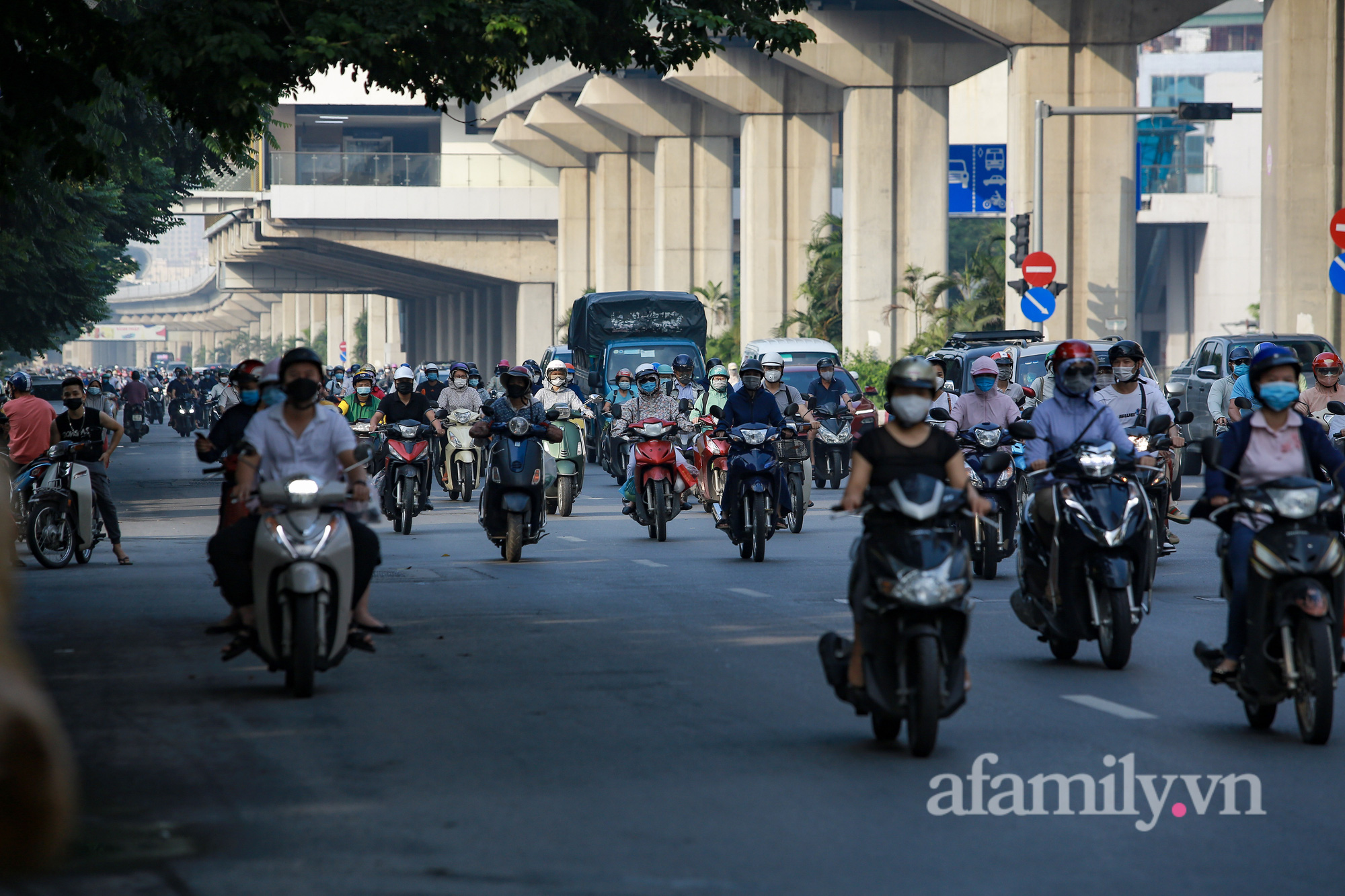 Hà Nội buổi sáng đầu tiên &quot;nới lỏng&quot; giãn cách, bỏ 3 phân vùng, bỏ giấy đi đường đường phố nhộn nhịp từ sáng sớm - Ảnh 4.