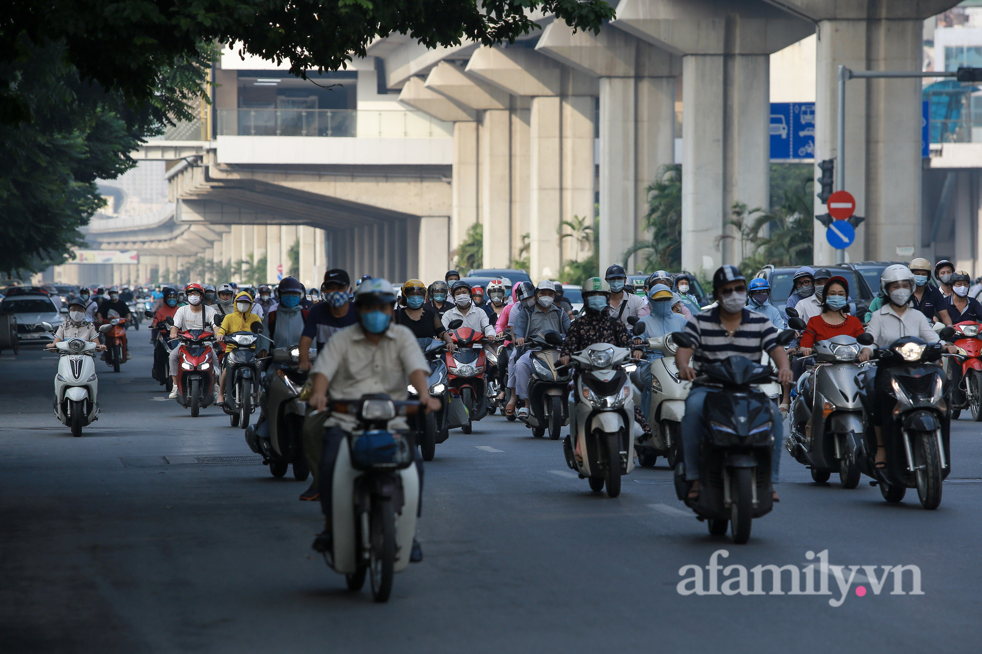 Hà Nội buổi sáng đầu tiên &quot;nới lỏng&quot; giãn cách, bỏ 3 phân vùng, bỏ giấy đi đường đường phố nhộn nhịp từ sáng sớm - Ảnh 5.