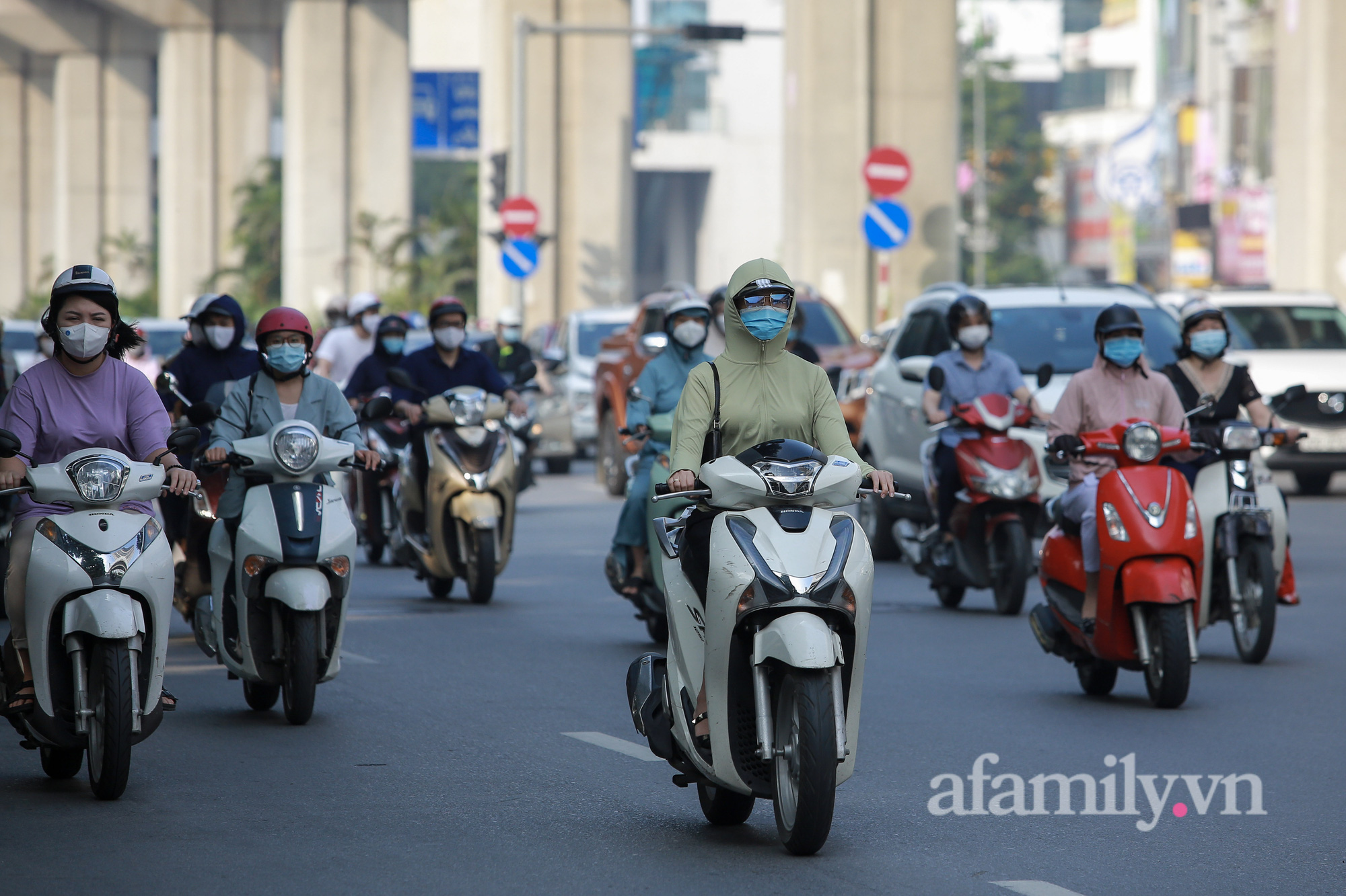 Hà Nội buổi sáng đầu tiên &quot;nới lỏng&quot; giãn cách, bỏ 3 phân vùng, bỏ giấy đi đường đường phố nhộn nhịp từ sáng sớm - Ảnh 7.