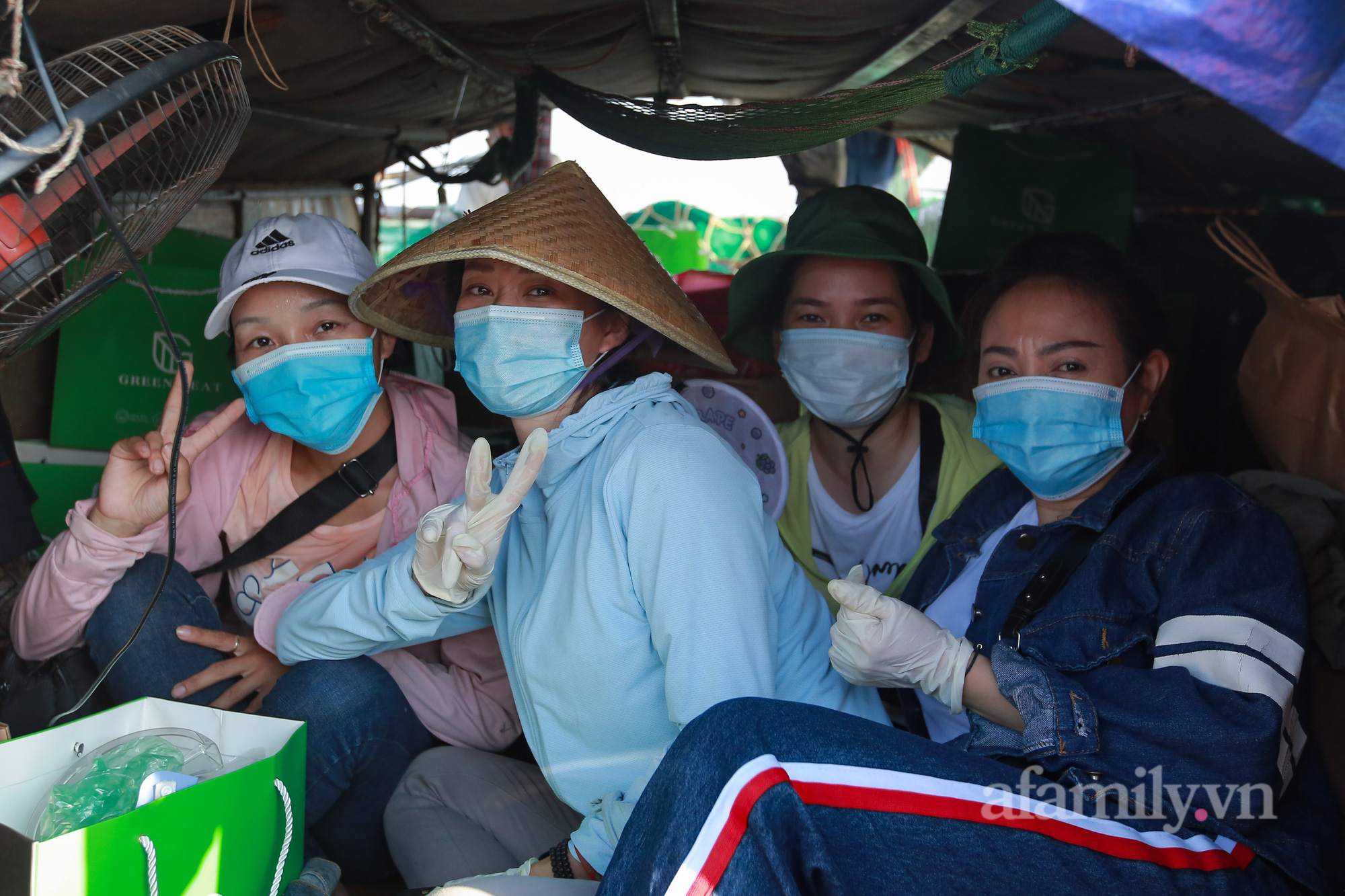 Mùa Trung thu không thể quên của những đứa trẻ xóm ngụ cư dưới chân cầu Nhật Tân - Ảnh 2.