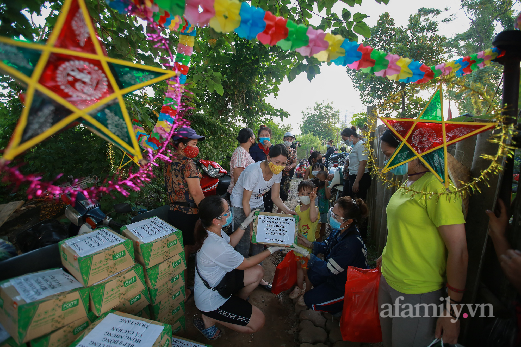 Mùa Trung thu không thể quên của những đứa trẻ xóm ngụ cư dưới chân cầu Nhật Tân - Ảnh 13.