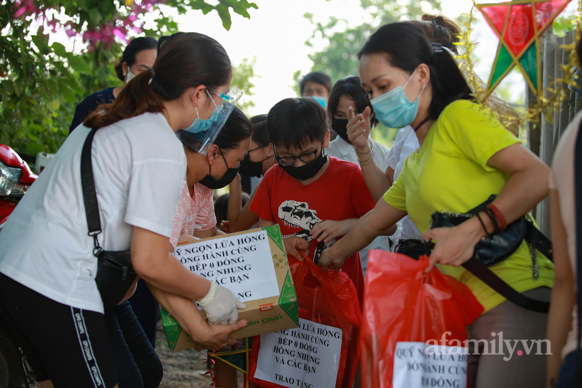 Mùa Trung thu không thể quên của những đứa trẻ xóm ngụ cư dưới chân cầu Nhật Tân - Ảnh 15.