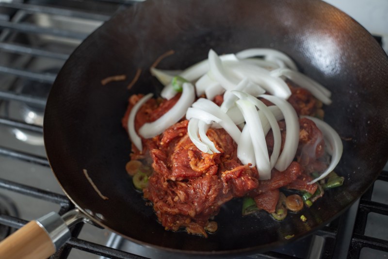 Đừng l&agrave;m thịt x&agrave;o kiểu cũ nữa, l&agrave;m thế n&agrave;y ăn được nhiều kiểu hơn hẳn - Ảnh 9.