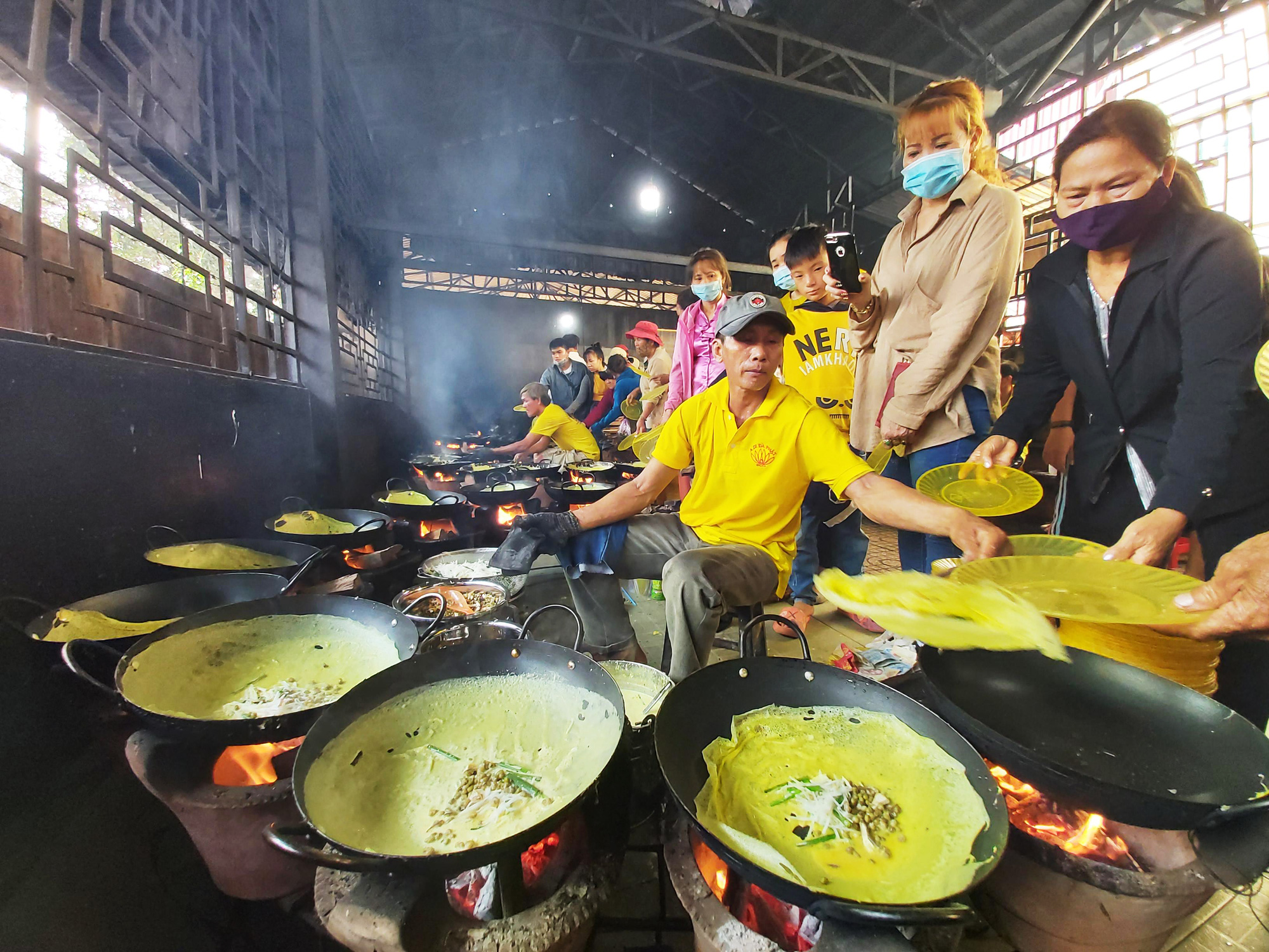 Bánh xèo miền Tây &quot;to như cái chảo&quot; và phanh phui một loạt lí do khiến nó trở thành món được các bà mẹ chồng miền Tây chọn làm để tuyển con dâu - Ảnh 5.