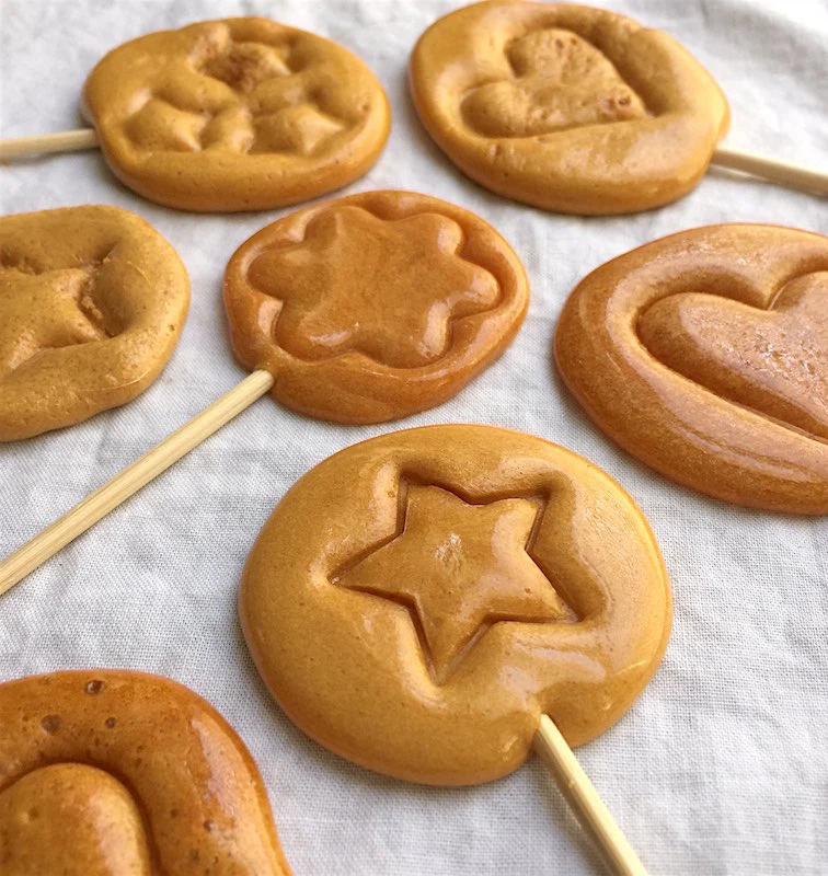 Bộ phim con mực đang cực hot tr&ecirc;n mạng v&agrave; đ&acirc;y l&agrave; c&aacute;ch l&agrave;m kẹo đường si&ecirc;u dễ y như trong phim - Ảnh 12.