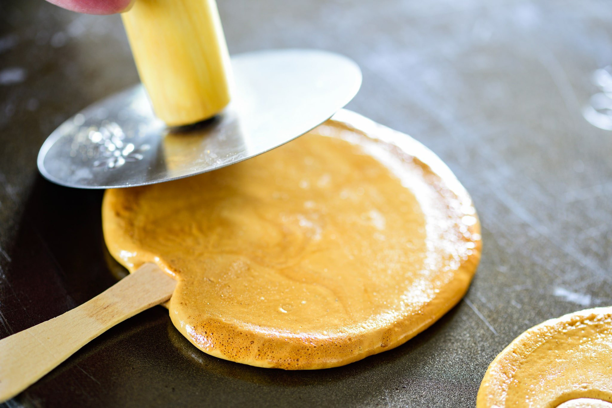 Bộ phim con mực đang cực hot tr&ecirc;n mạng v&agrave; đ&acirc;y l&agrave; c&aacute;ch l&agrave;m kẹo đường si&ecirc;u dễ y như trong phim - Ảnh 8.