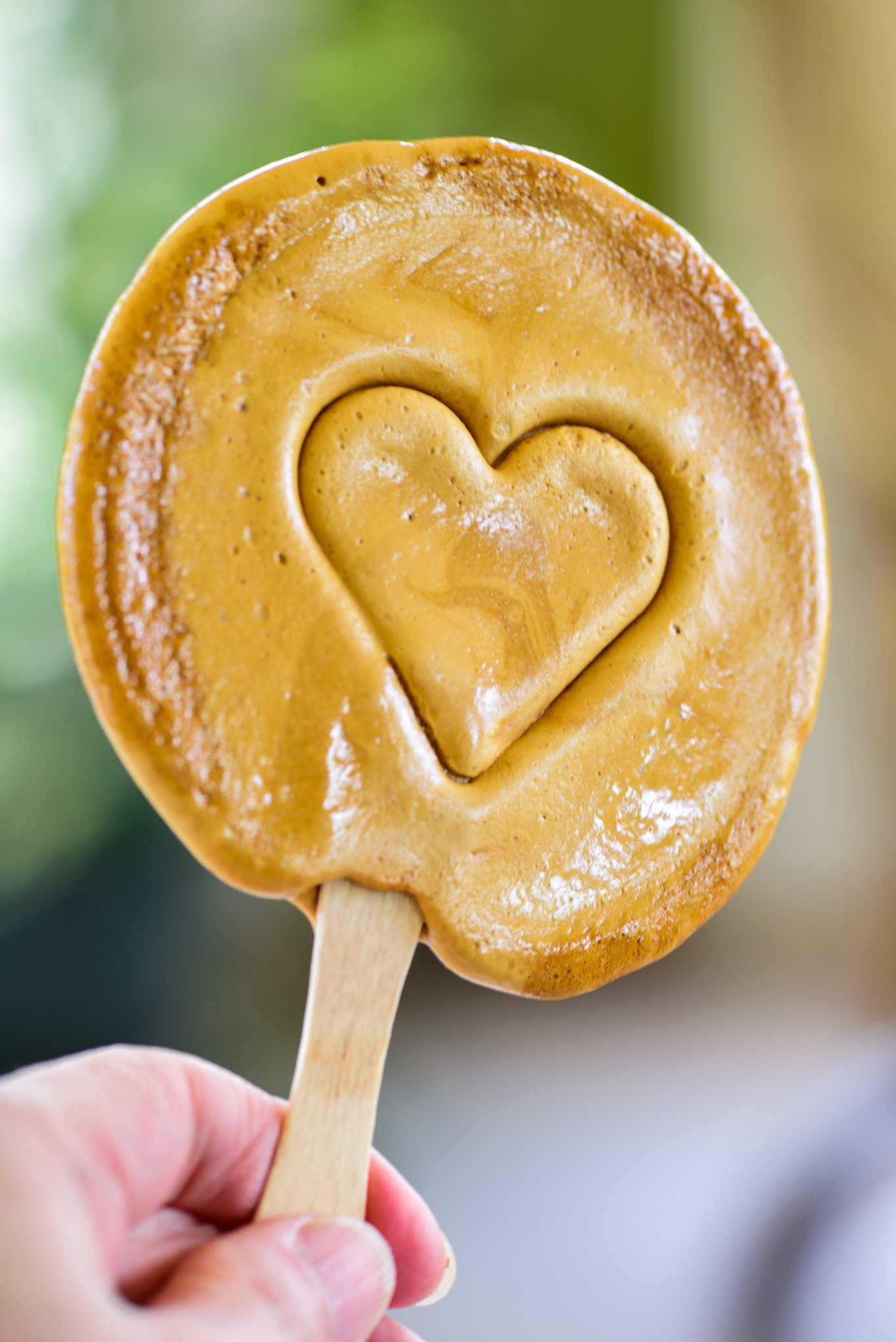 Bộ phim con mực đang cực hot tr&ecirc;n mạng v&agrave; đ&acirc;y l&agrave; c&aacute;ch l&agrave;m kẹo đường si&ecirc;u dễ y như trong phim - Ảnh 11.