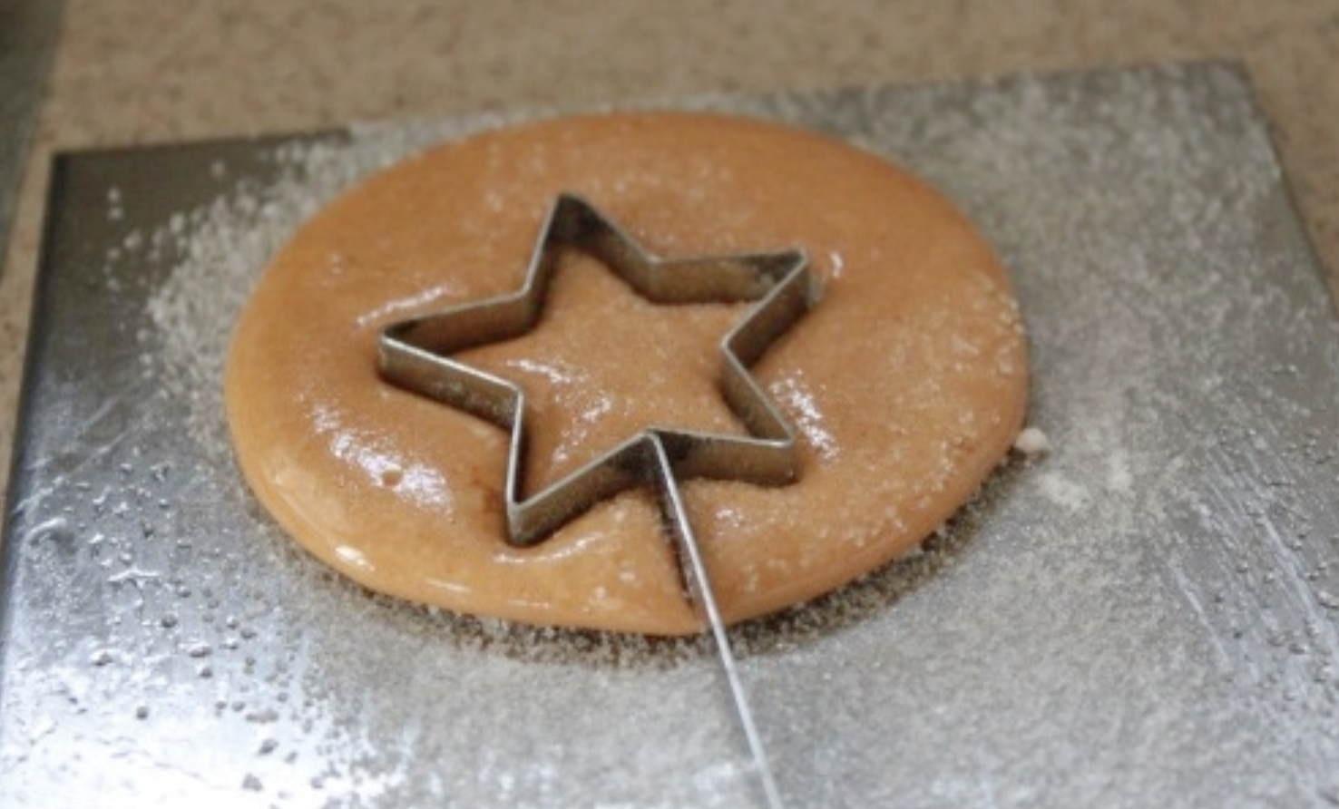 Bộ phim con mực đang cực hot tr&ecirc;n mạng v&agrave; đ&acirc;y l&agrave; c&aacute;ch l&agrave;m kẹo đường si&ecirc;u dễ y như trong phim - Ảnh 9.