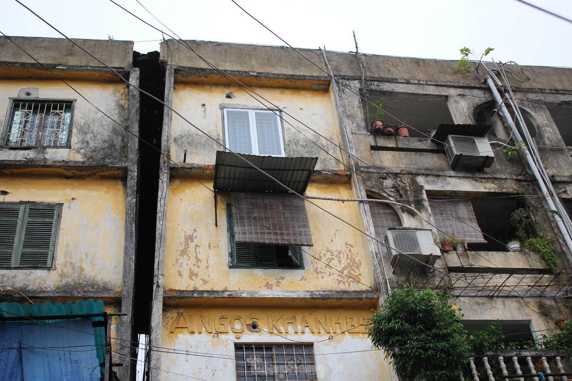 Cận cảnh 4 khu chung cư nguy hiểm cấp D ở Hà Nội sắp được cải tạo - Ảnh 8.