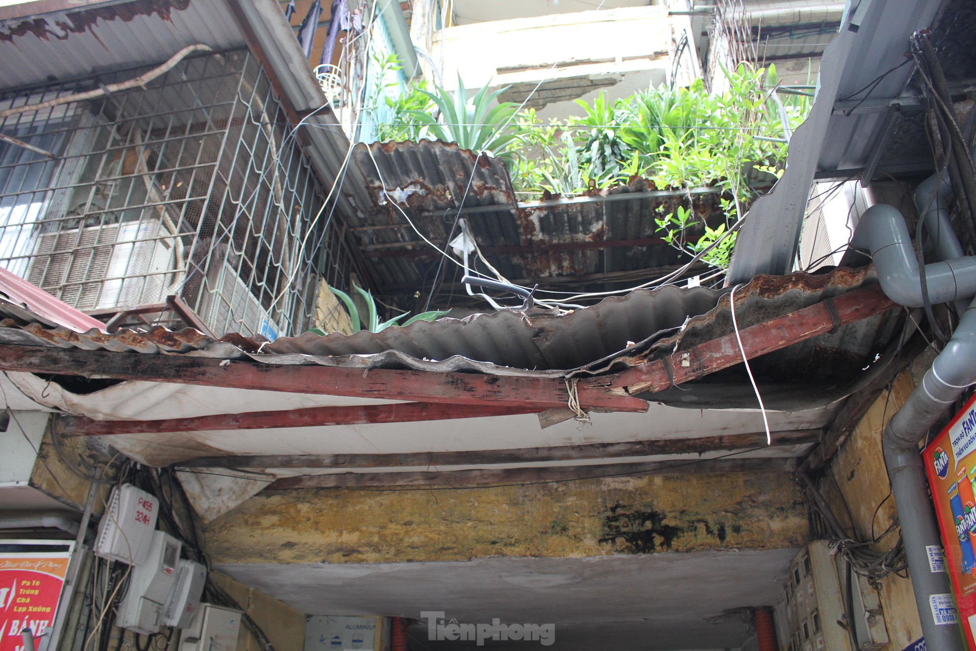 Cận cảnh 4 khu chung cư nguy hiểm cấp D ở Hà Nội sắp được cải tạo - Ảnh 2.