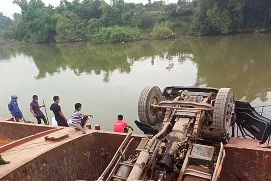 Khoảnh khắc tai nạn thương tâm: Chiếc xe tải lật, tài xế mất tích gần 8 tiếng, thi thể tìm thấy trên sông Thương - Ảnh 1.
