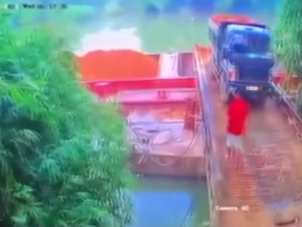Khoảnh khắc tai nạn thương tâm: Chiếc xe tải lật, tài xế mất tích gần 8 tiếng, thi thể tìm thấy trên sông Thương - Ảnh 3.