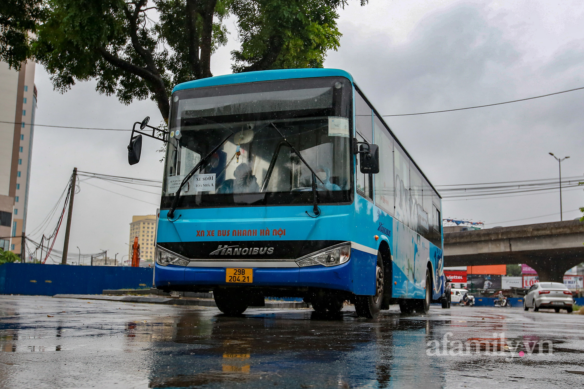 Hà Nội: Người thân đội mưa tầm tã đón những công dân phường Thanh Xuân Trung đầu tiên đi cách ly trở về - Ảnh 1.