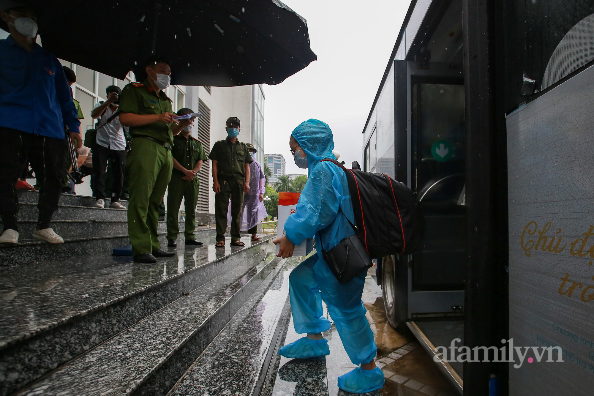 Hà Nội: Người thân đội mưa tầm tã đón những công dân phường Thanh Xuân Trung đầu tiên đi cách ly trở về - Ảnh 2.