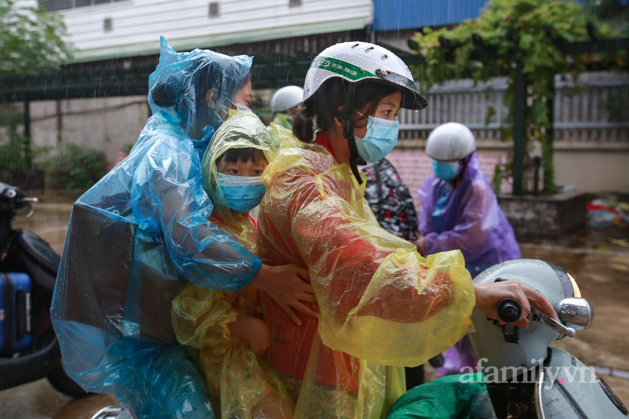 Hà Nội: Người thân đội mưa tầm tã đón những công dân phường Thanh Xuân Trung đầu tiên đi cách ly trở về - Ảnh 12.