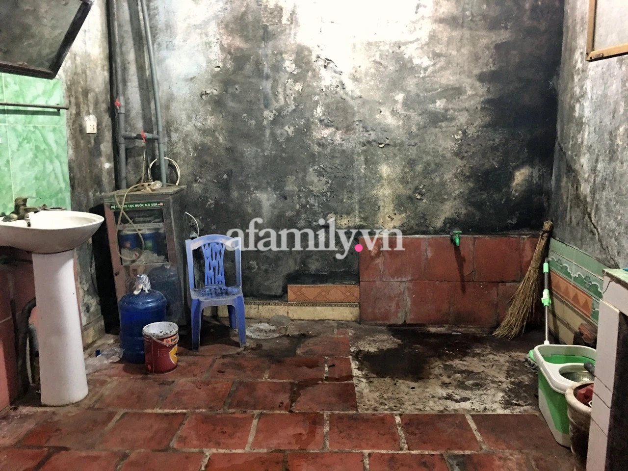 Cận cảnh phòng "thông tắc kinh mạch" của thầy lang chữa hiếm muộn bằng cách "quan hệ" ở Bắc Giang - Ảnh 6. Căn phòng mốc meo dùng để chữa bệnh