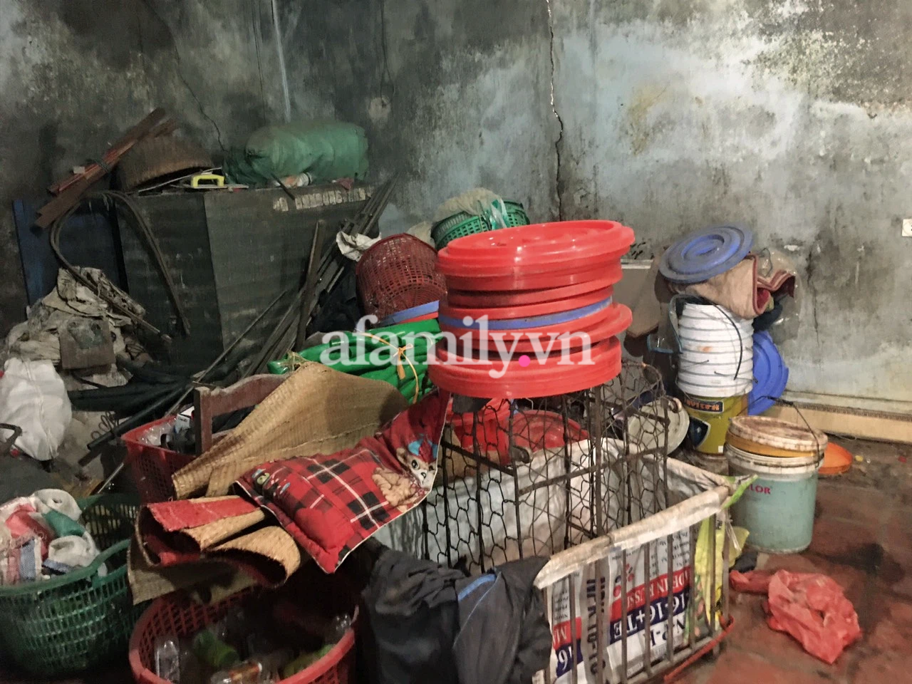 Cận cảnh phòng "thông tắc kinh mạch" của thầy lang chữa hiếm muộn bằng cách "quan hệ" ở Bắc Giang - Ảnh 8. Đồ đạc đã được xếp gọn