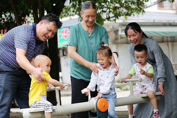 Được tặng tiền, nhiều cặp vợ chồng Trung Quốc tính chuyện sinh thêm con - Ảnh 1.