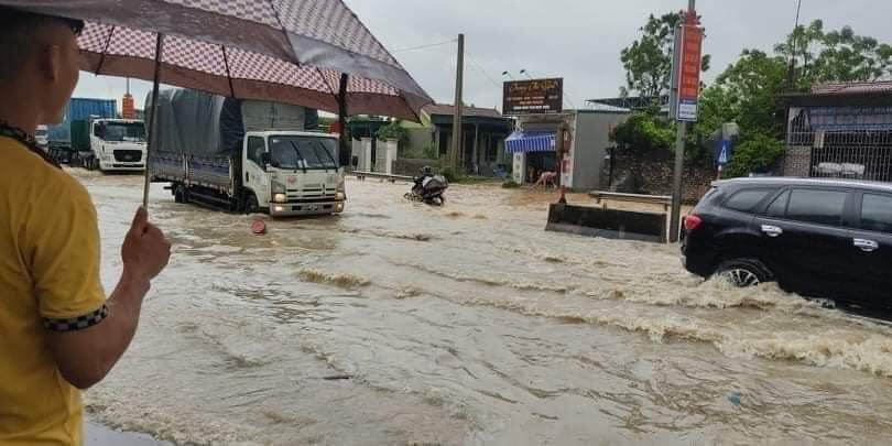 Mưa to đến rất to kéo dài, nhiều địa phương ở Nghệ An bị chia cắt, quốc lộ ngập gần nửa mét, nhà cửa, tài sản thiệt hại nặng - Ảnh 1.