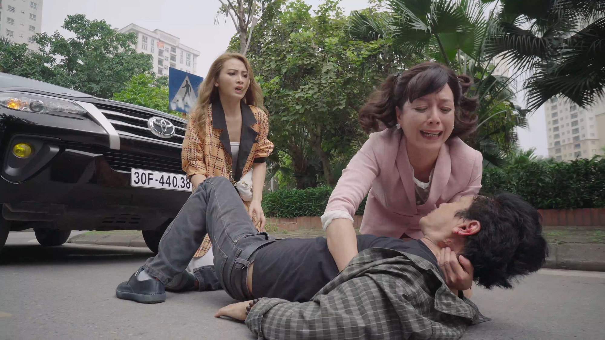 Mặt nạ hạnh phúc: Ông Huấn (NSND Trung Anh) tai nạn qua đời, Hà Vy gào khóc tự nhận là kẻ giết bố - Ảnh 1. Mặt nạ hạnh phúc: Ông Huấn (NSND Trung Anh) tai nạn qua đời, Hà Vy gào khóc tự nhận là kẻ giết bố - Ảnh 1.