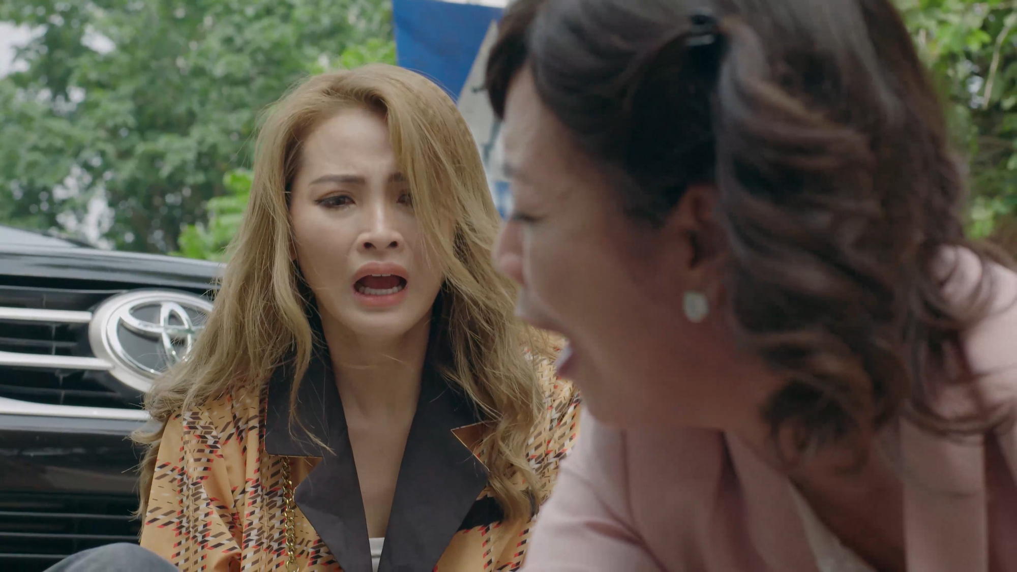 Mặt nạ hạnh phúc: Ông Huấn (NSND Trung Anh) tai nạn qua đời, Hà Vy gào khóc tự nhận là kẻ giết bố - Ảnh 2. Mặt nạ hạnh phúc: Ông Huấn (NSND Trung Anh) tai nạn qua đời, Hà Vy gào khóc tự nhận là kẻ giết bố - Ảnh 2.