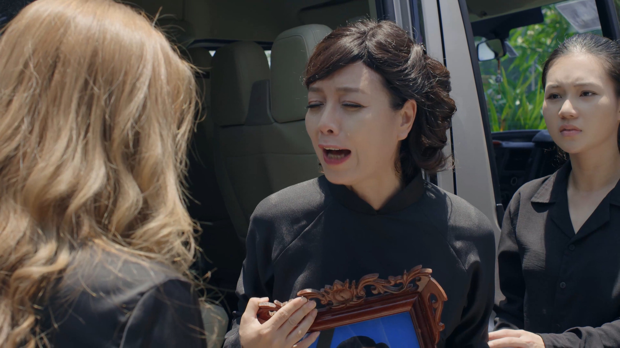 Mặt nạ hạnh phúc: Ông Huấn (NSND Trung Anh) tai nạn qua đời, Hà Vy gào khóc tự nhận là kẻ giết bố - Ảnh 5. Mặt nạ hạnh phúc: Ông Huấn (NSND Trung Anh) tai nạn qua đời, Hà Vy gào khóc tự nhận là kẻ giết bố - Ảnh 5.