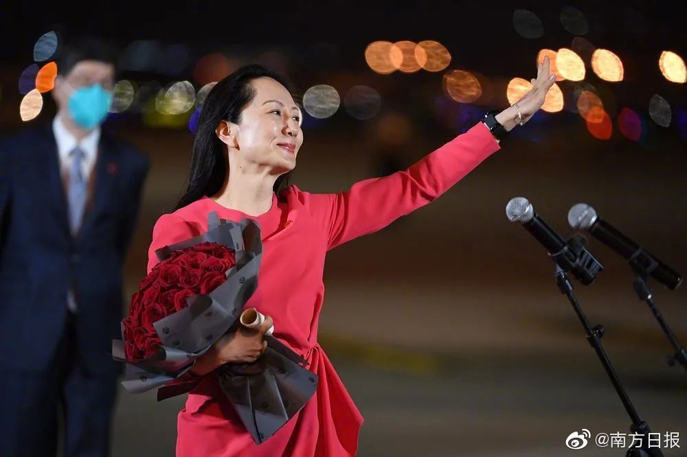 Trung Quốc chào đón đại công chúa Huawei về nước như người hùng: 100 triệu người xem trực tiếp, fan hâm mộ đứng vây kín sân bay - Ảnh 3.