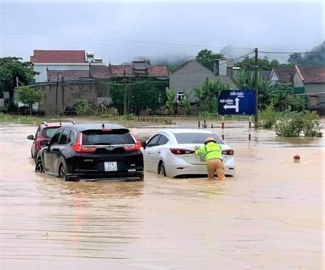 Một người mất tích, gần 700 ngôi nhà bị ngập, dân di dời khẩn cấp do mưa lớn ở Nghệ An - Ảnh 1.