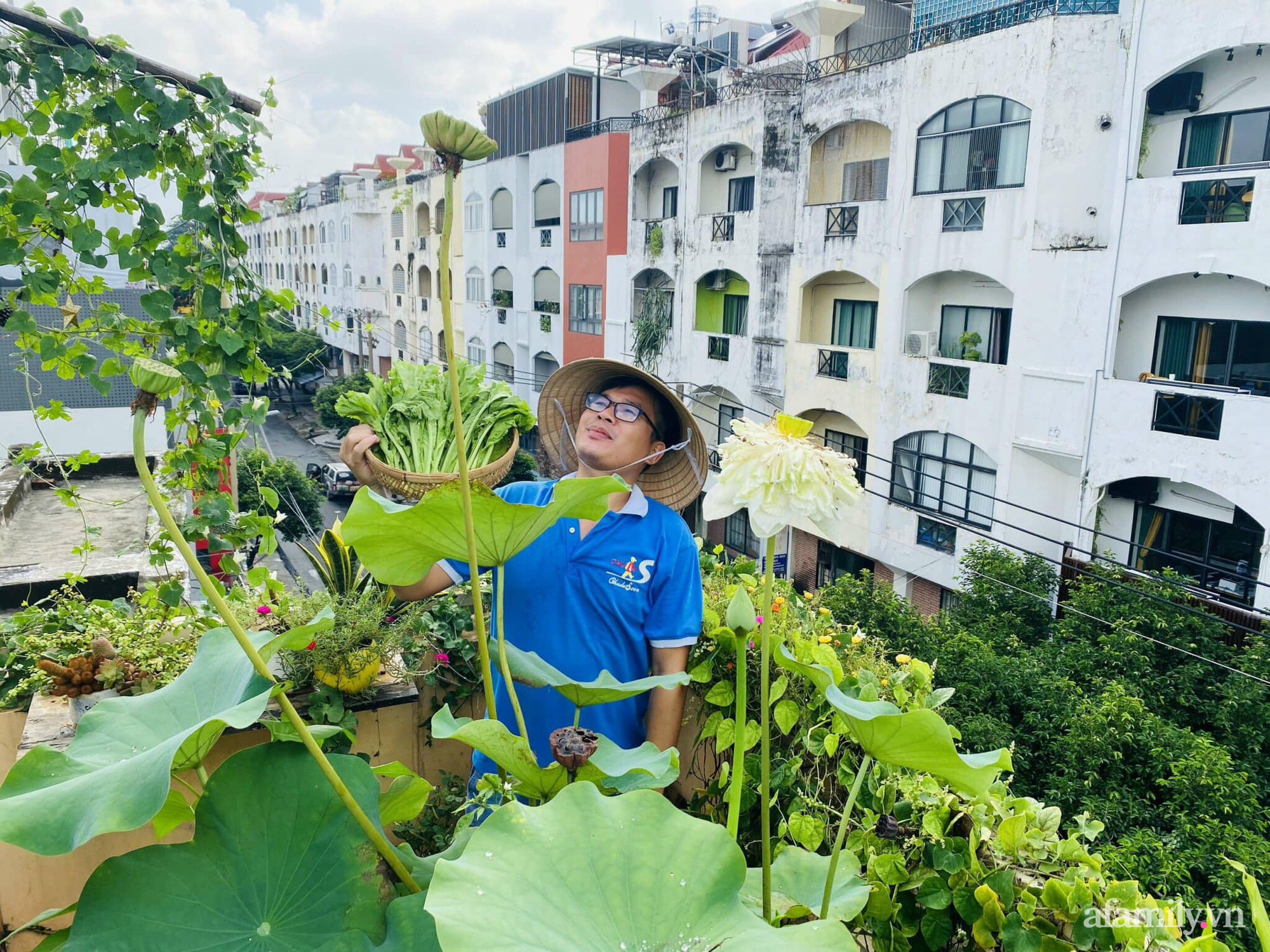 Sân thượng 20m2 xanh mướt có đủ rau, hoa, góc thưởng trà thư giãn ở Sài Gòn - Ảnh 1.