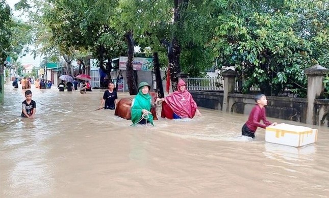 Một người mất tích, gần 700 ngôi nhà bị ngập, dân di dời khẩn cấp do mưa lớn ở Nghệ An - Ảnh 2.