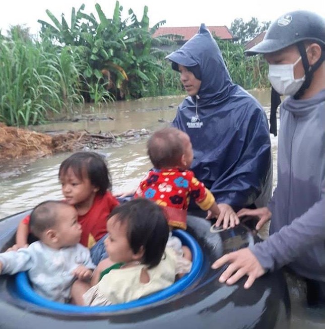 Một người mất tích, gần 700 ngôi nhà bị ngập, dân di dời khẩn cấp do mưa lớn ở Nghệ An - Ảnh 3.