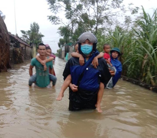 Một người mất tích, gần 700 ngôi nhà bị ngập, dân di dời khẩn cấp do mưa lớn ở Nghệ An - Ảnh 4.