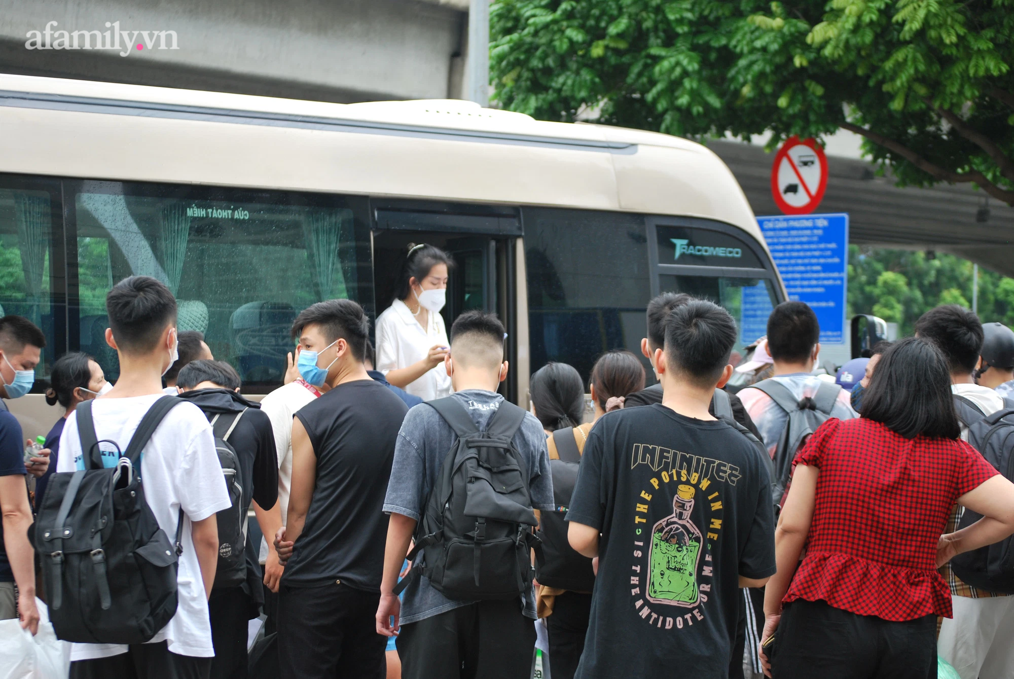 Người già, trẻ nhỏ phấn khởi lên xe rời Hà Nội về quê sau thời gian giãn cách - Ảnh 8.