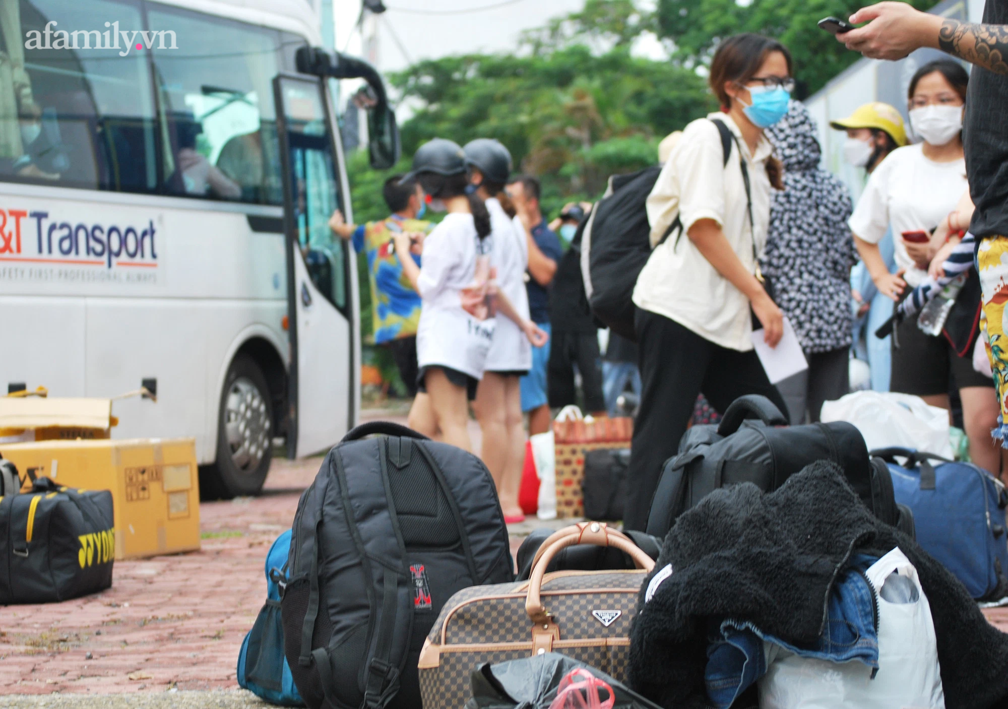 Người già, trẻ nhỏ phấn khởi lên xe rời Hà Nội về quê sau thời gian giãn cách - Ảnh 10.
