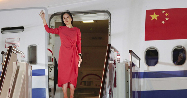 Trung Quốc chào đón đại công chúa Huawei về nước như người hùng: 100 triệu người xem trực tiếp, fan hâm mộ đứng vây kín sân bay - Ảnh 1.