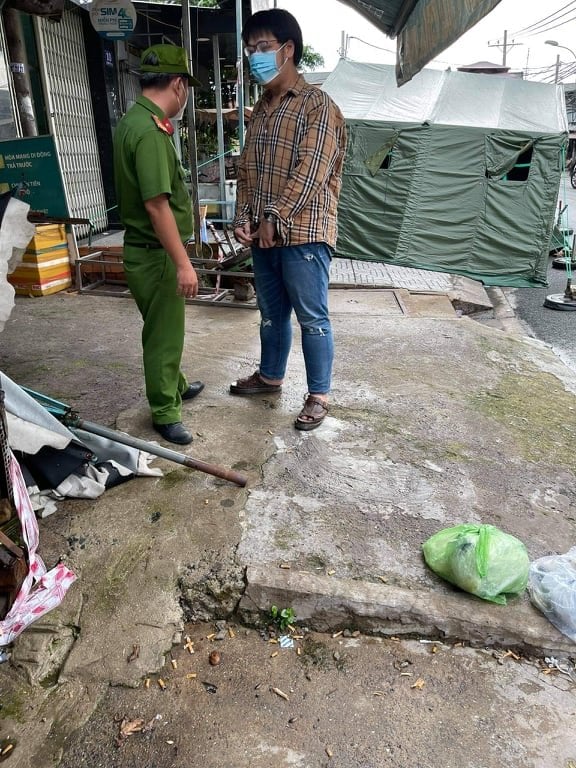 TP.HCM: Xác minh thông tin cán bộ kiểm soát yêu cầu người đi đường chuyển 3 triệu đồng để qua chốt, nếu không sẽ giam xe - Ảnh 1. TP.HCM: Xác minh thông tin cán bộ kiểm soát yêu cầu người đi đường chuyển 3 triệu đồng để qua chốt, nếu không sẽ giam xe - Ảnh 1.