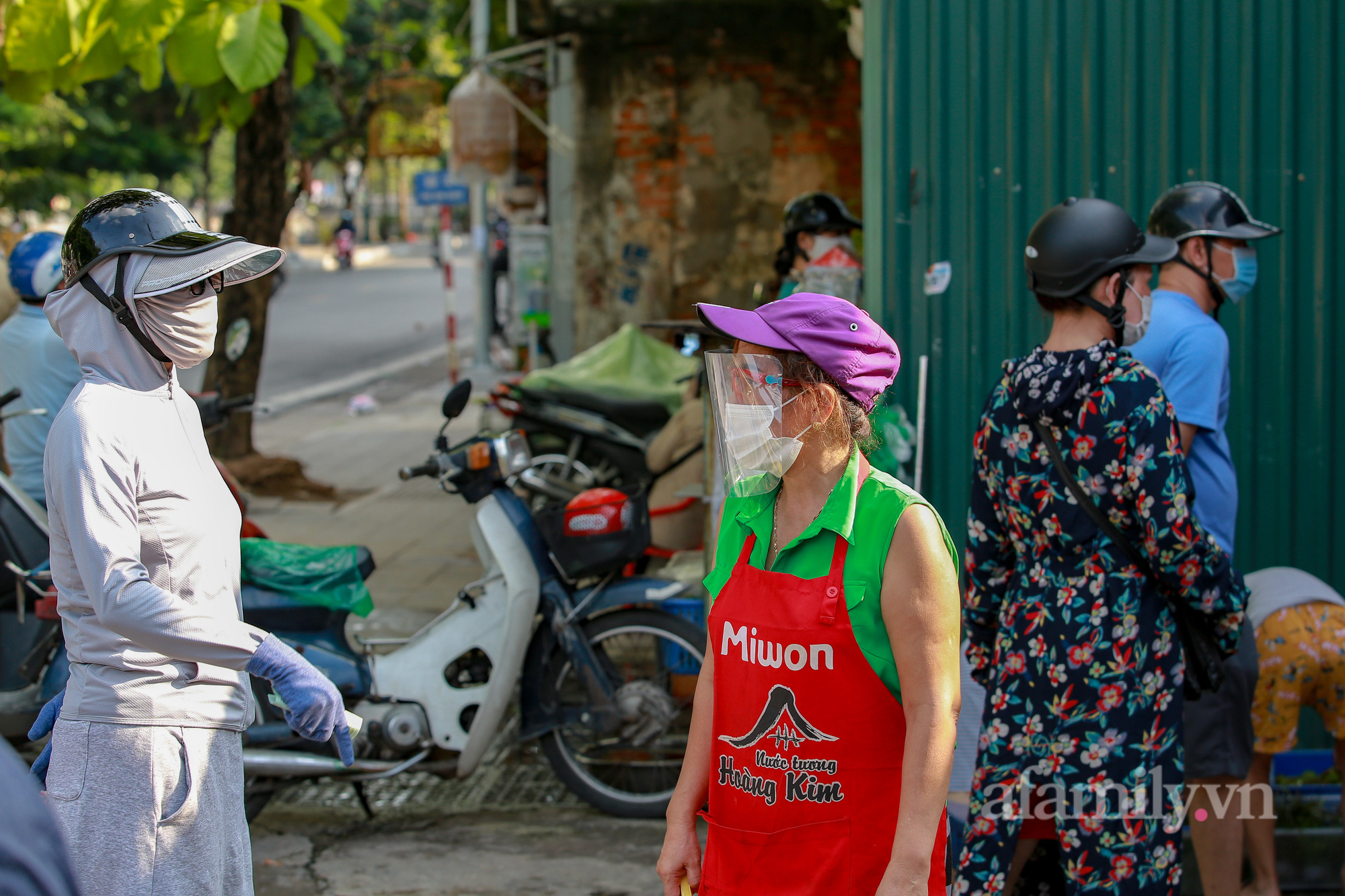Người Hà Nội vẫn quyết tâm giữ vững vùng xanh kể cả khi thành phố đã nới lỏng giãn cách xã hội - Ảnh 3.