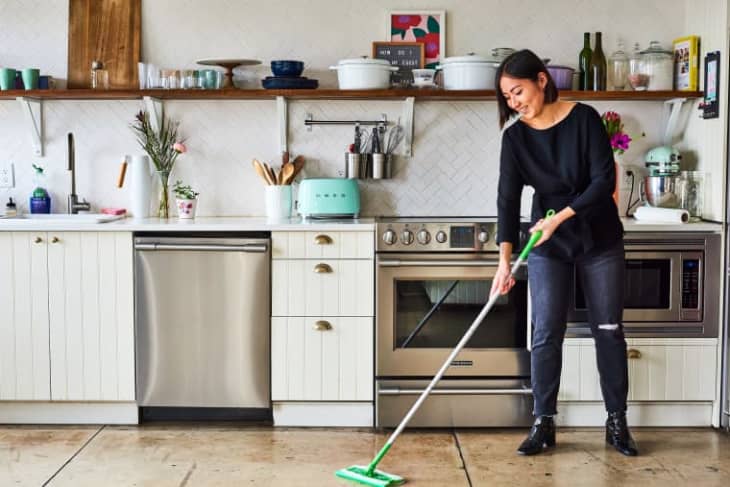 5 sai lầm khi dọn dẹp, vệ sinh nhà bếp mà bạn phải bỏ càng sớm càng tốt - Ảnh 1.