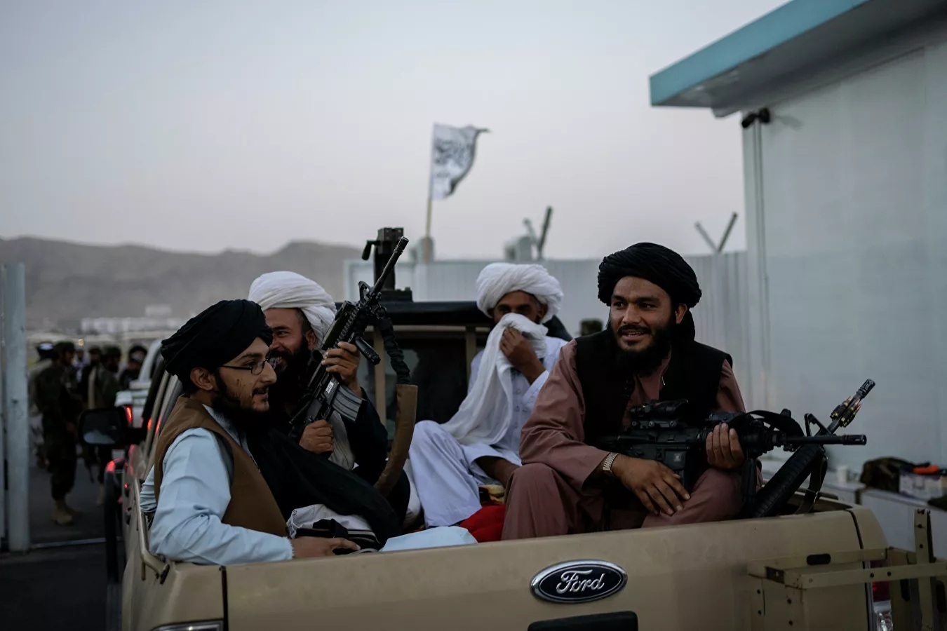 Taliban cấm người dân Afghanistan cạo râu và để kiểu tóc sành điệu - Ảnh 1.