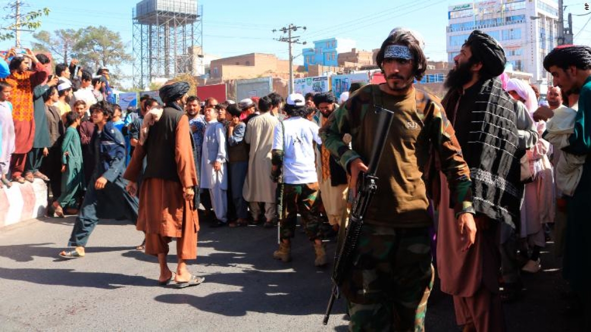 Taliban treo thi thể tội phạm giữa quảng trường, báo hiệu sự quay lại của luật lệ hà khắc - Ảnh 1. Taliban treo thi thể tội phạm giữa quảng trường, báo hiệu sự quay lại của luật lệ hà khắc - Ảnh 1.