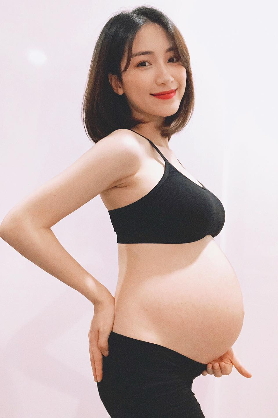 Hòa Minzy 7 tháng bầu: Người đẹp Hòa Minzy không phải chỉ là ca sĩ xinh đẹp mà còn là mẹ sắp có con. Hãy cùng xem hình ảnh của cô nàng trong giai đoạn 7 tháng mang thai và cùng chia sẻ cảm xúc về giai đoạn hiếm có này của cuộc đời.